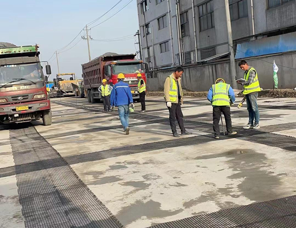 汉南老材料的新故事：玻璃纤维土工格栅如何在‘白改黑’浪潮中重获新生？